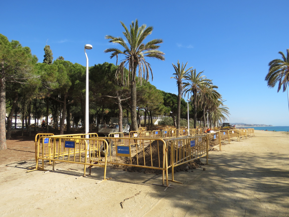 Passeig del Callao amb palmeres a la vista i tanques d'Aigües de Mataró .jpg