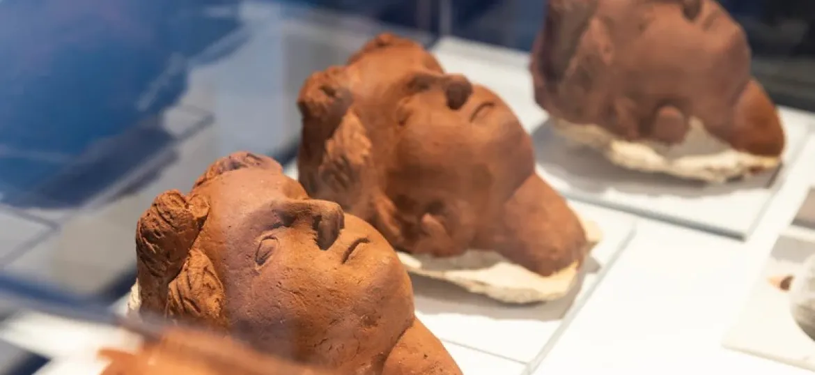 Imatge de les tres cares de fang que decoraven el repartidor d'aigua de la Muralla dels Genovesos