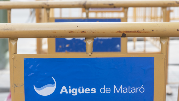 Filera de tanques amb el logo d'Aigües de Mataró