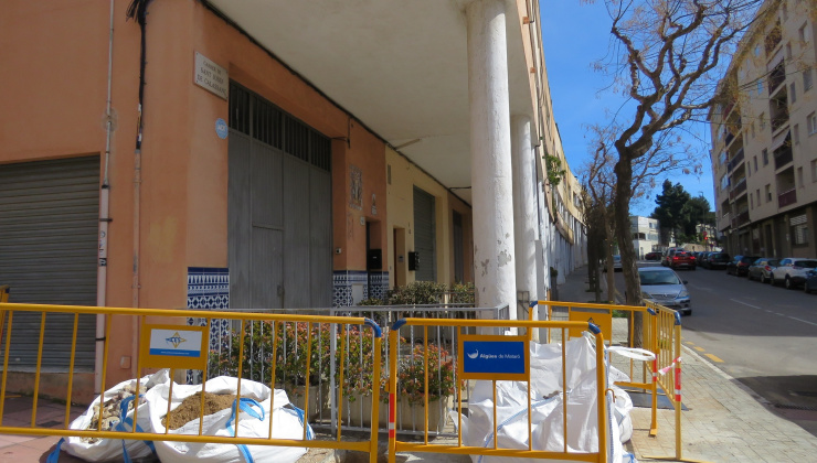 Tanques de l'obra al carrer de Sant Josep de Calassanç